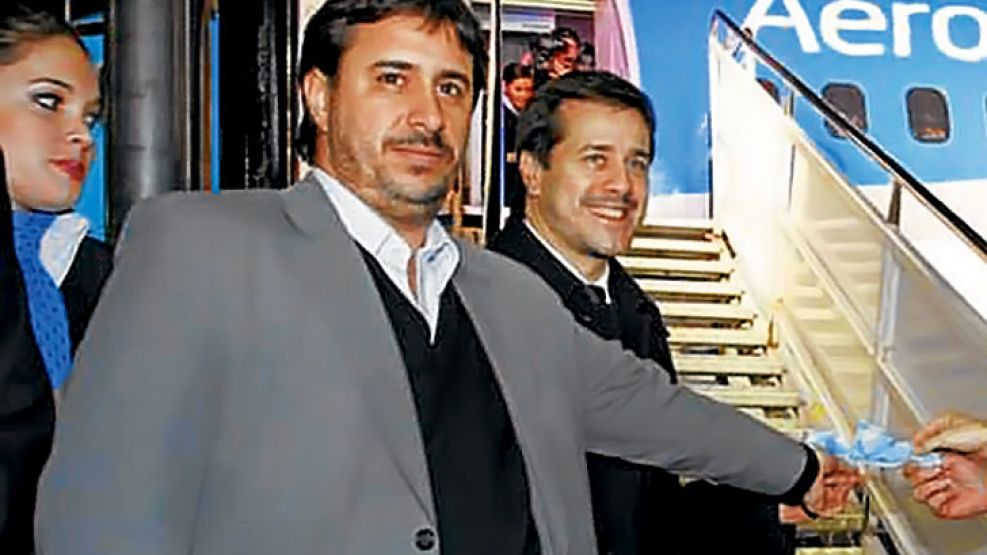 CARGO. Lipovich, de 36 años, en un acto con al titular de la aerolínea de bandera, Mariano Recalde.