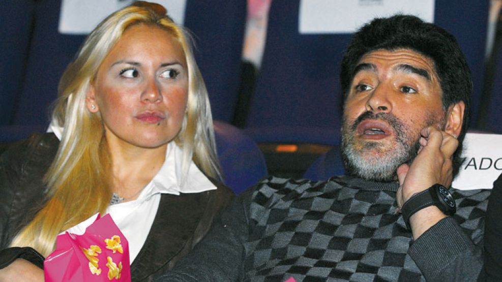 Presente. Maradona visita la casa de su ex para ver a su hijo.