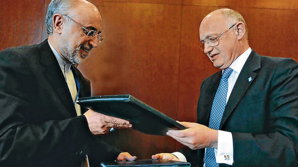 El pacto. Salehi y Timerman intercambian la documentación que ratificó el acuerdo por AMIA.