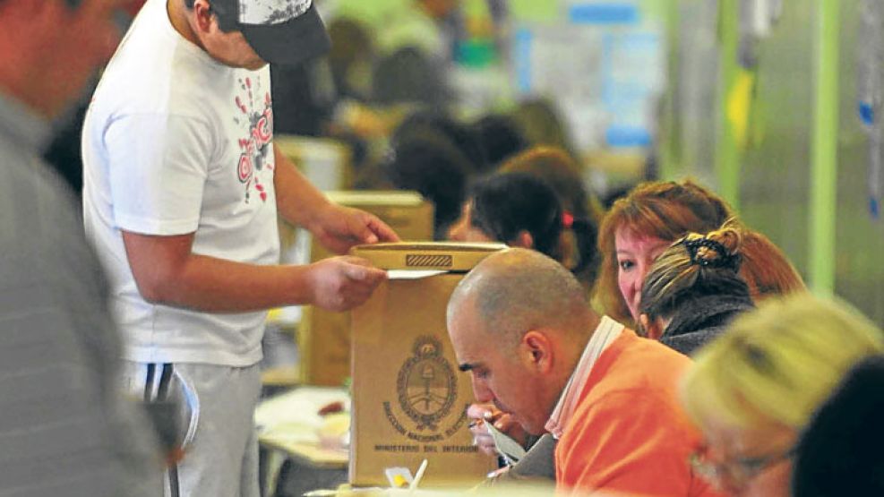 En las PASO. Ciudadanos de todos los niveles sociales se acercaron a las escuelas a votar.