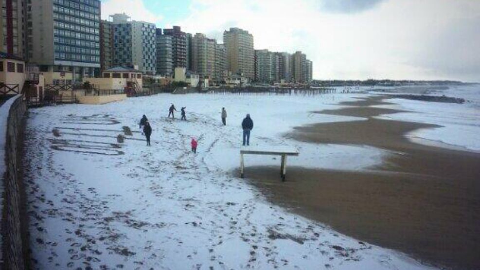 Una postal para muchos inédita en Miramar: la playa cubierta de nieve.