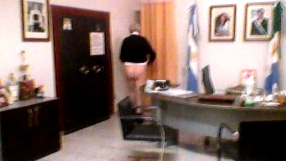 A comienzos de este mes, circularon por las redes sociales, una supuesta foto del intendente desnudo en el despacho de la intendencia luego de mantener relaciones sexuales.