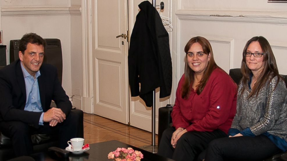 El intendente de Tigre, Sergio Massa, en su despacho comunal junto a la senadora provincial Leonor Granados (izquierda).