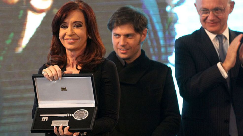 La jefa de Estado agradeció a la intendenta de la capital uruguaya, Ana Olivera, por entregarle el reconocimiento.