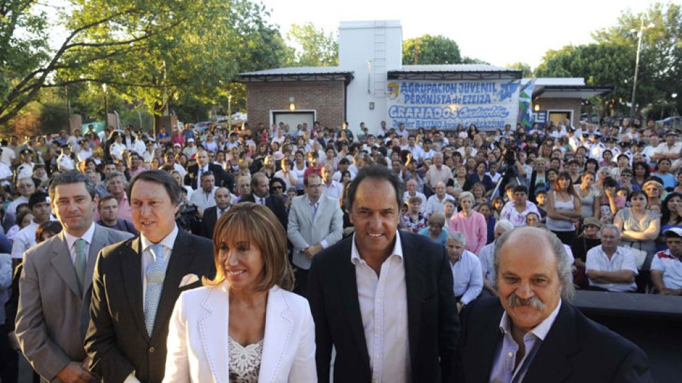 Dulce y Alejandro Granados junto al gobernador bonaerense Daniel Scioli, en 2011. 