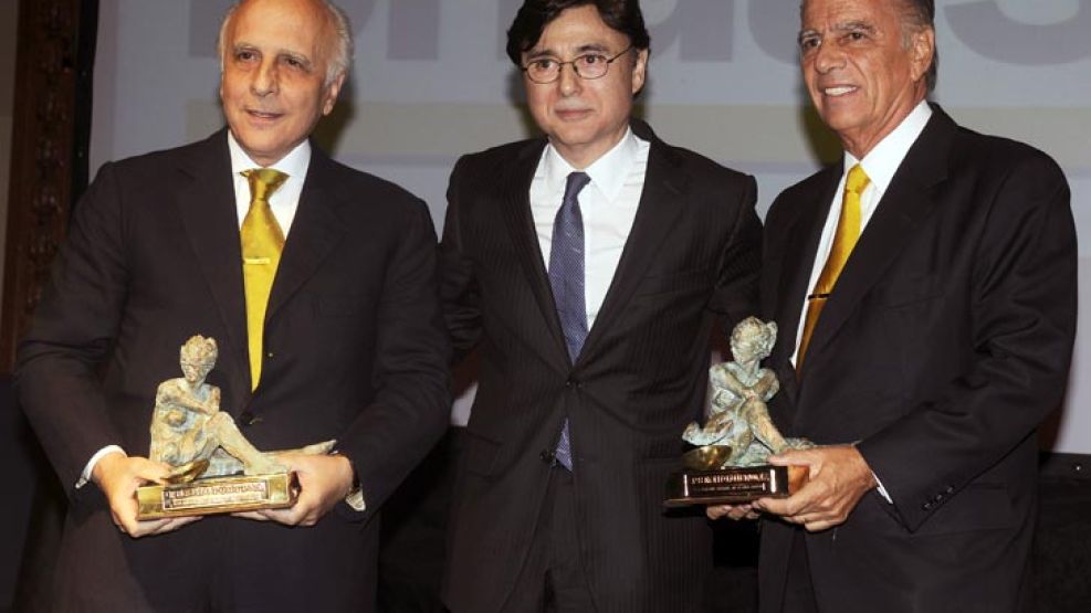 El presidente de la Editorial Perfil, Jorge Fontevecchia, entregó el premio Fortuna de Oro a la trayectoria empresarial a los hermanos Carlos y Alejandro Bulgherini.