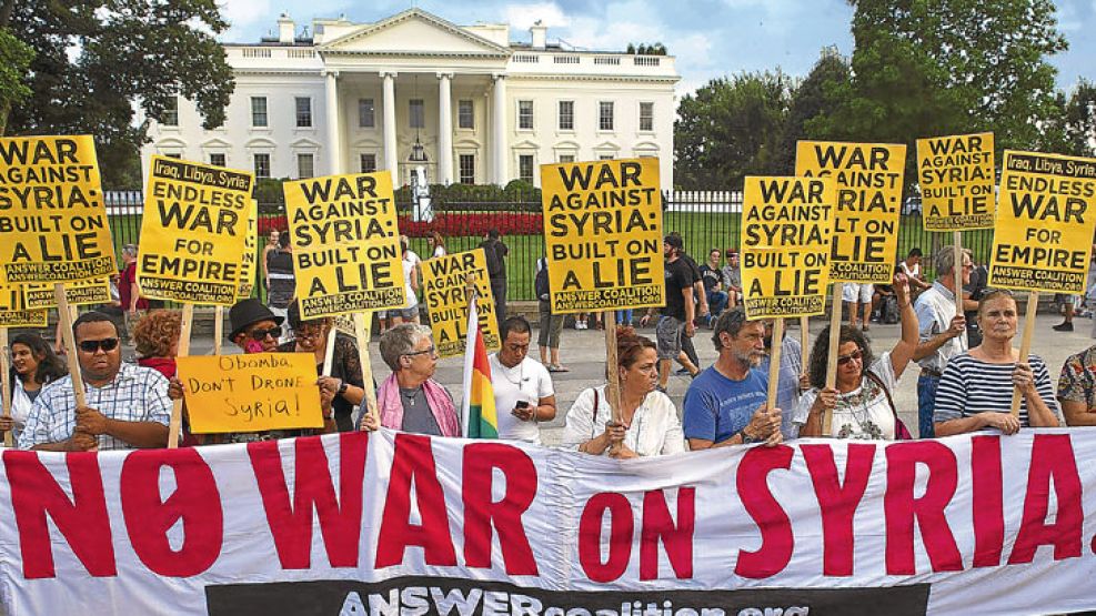 En contra. En medio del anuncio, un grupo de norteamericanos protestó contra la nueva guerra que se inicia en Medio Oriente. Para los manifestantes, se repiten las mentiras de Irak.