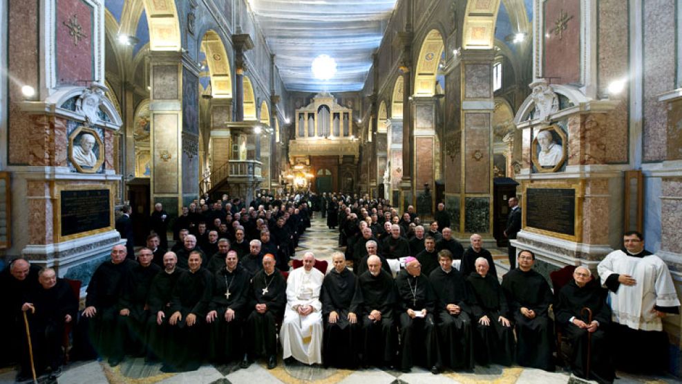 Hombres de fe. Francisco recibió monjes en la iglesia de San Agustín. La visita se produjo en medio de los profundos cambios que el Pontífice está llevando a cabo en el poder de la curia.