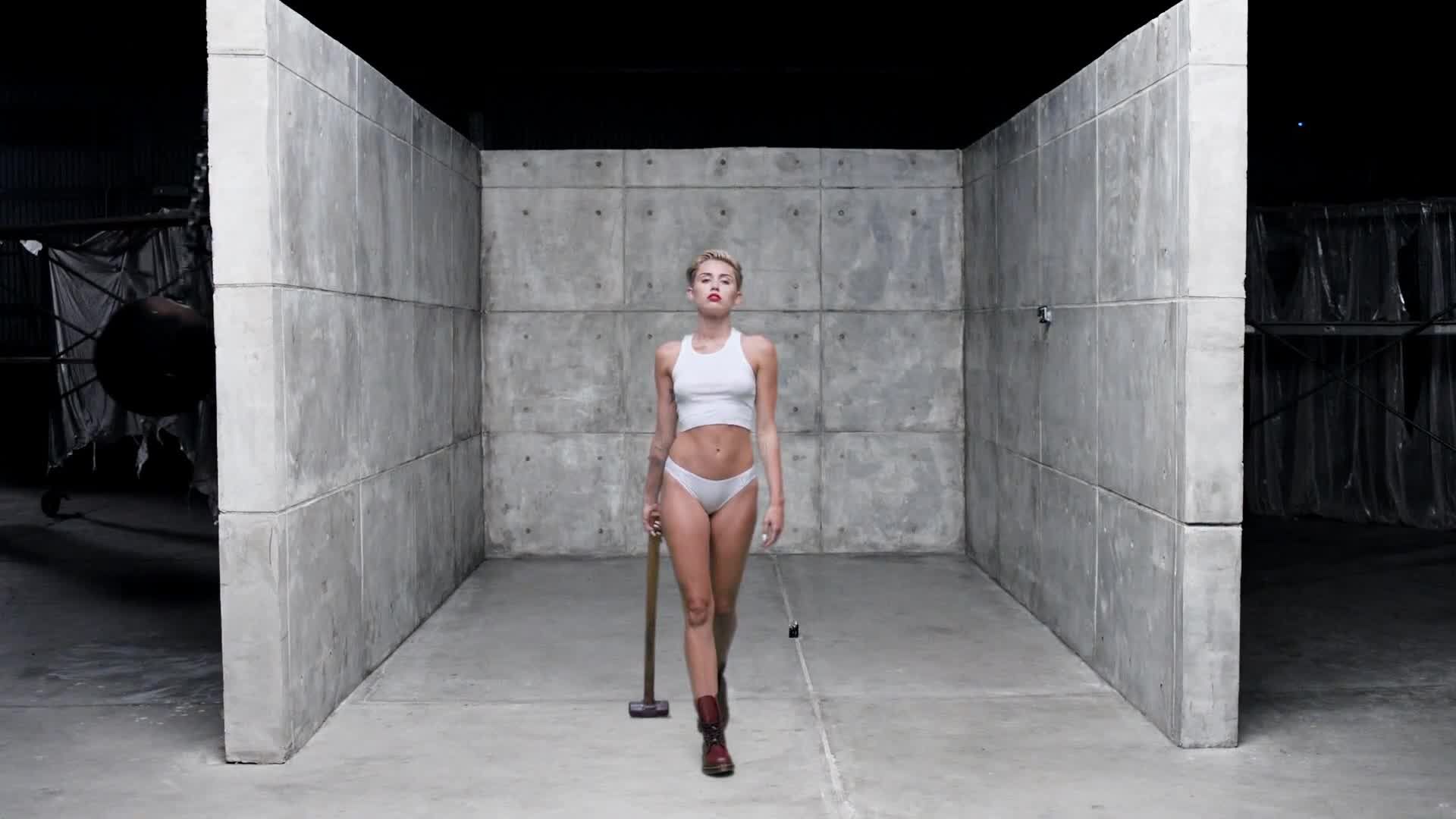 Miley Cyrus Se Desnuda En Su Nuevo Videoclip Exitoina