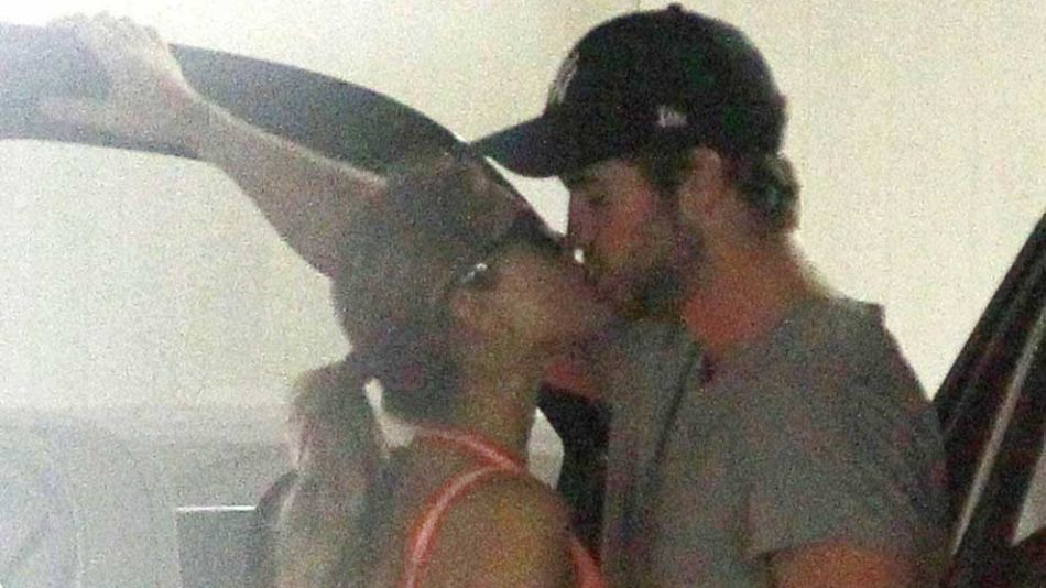 Liam Hemsworth besando a Eiza Gonzalez