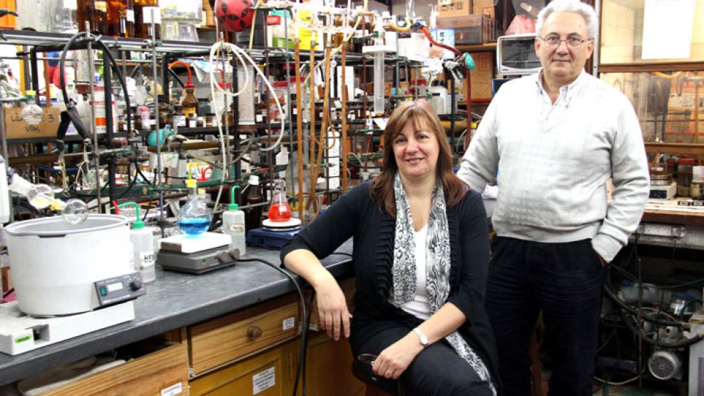 En el laboratorio. Alejandra Suárez y Rolando Spanevello trabajan en la Universidad Nacional de Rosario y el Instituto de Química de esa ciudad.