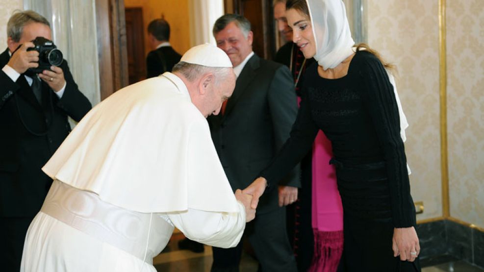 Gestos. Rania, musulmana, llevó el velo blanco que sólo usan las reinas católicas; él, agradeció.