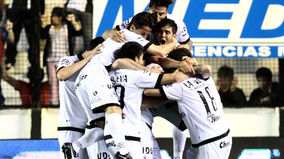 Montaña de gol. En el medio de los abrazos está Battión, que definió e partido con un derechazo.