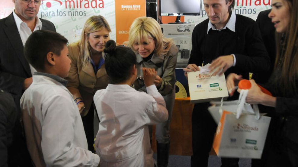 Por el conurbano. Rabolini repartió esta semana anteojos para los chicos, junto al candidato K.