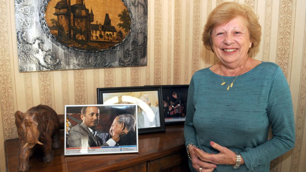 Sosten. En su casa, junto a una foto de su hijo y su marido.