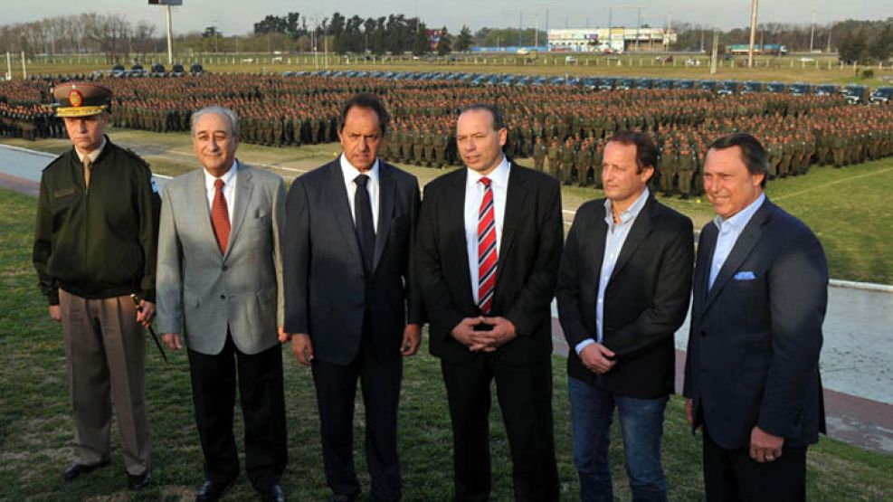 Uniformes. El gobernador Daniel Scioli (centro), flanqueado por el ministro Arturo Puricelli y el secretario Sergio Berni, ayer en la presentación en la Escuela de Gendarmería.