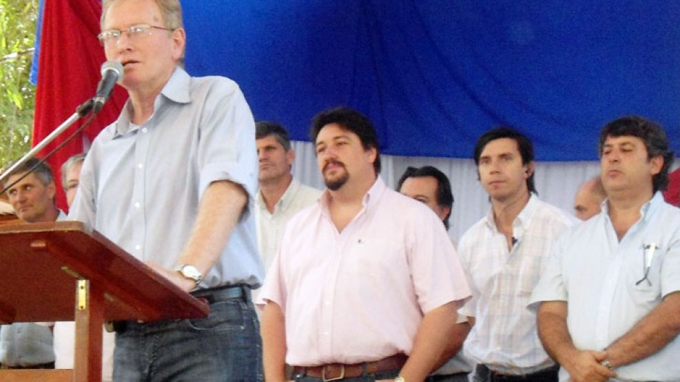 El intendente de Andresito (Misiones), Bruno Beck. Atrás el gobernador K Maurice Closs.