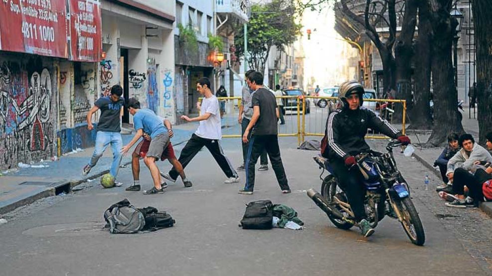 No pasar. Pese al obrador en la esquina de Alsina, las motos pasan entre los jóvenes que copan veredas y calzada. Allí, cerca del mediodía, la calle se convierte en el lugar elegido por los alumnos pa