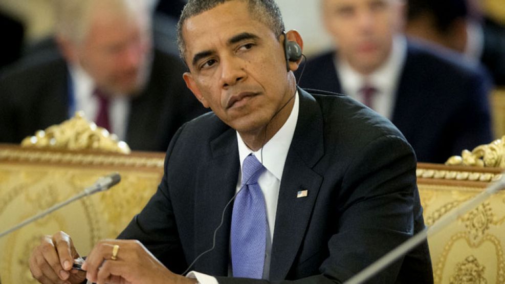 Barack Obama escucha serio el discurso inicial del presidente Putin.