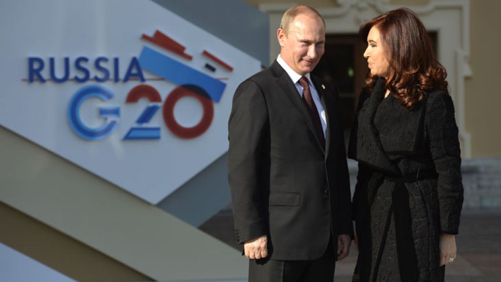 Cristina y Putin conversar brevemente delante de la puerta del palacio Constantino.