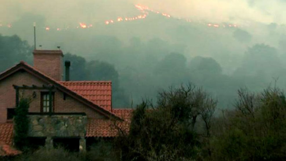 El fuego dejó dos heridos y ya arrasó unas 700 hectáreas, a pesar de que unas 200 personas intentan controlarlo.