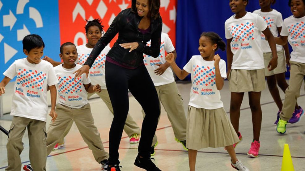 Baile. Ayer, en Washington bailó con alumnos de una escuela.