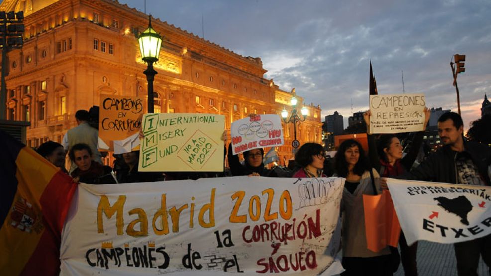 Gritos. El grupo Quebracho y su particular repudio a la presencia de la princesa Ana de Inglaterra.