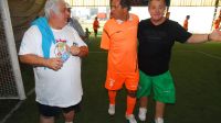 Fútbol y amigos. Samid fundó con el gobernador La Ñata Futbol Club y es el asador oficial.