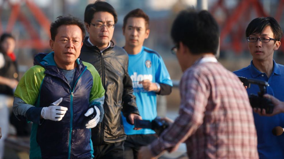 Cada vez que llega a un destino, el gobernador de Tokio, Naoki Inose, de 67 años, se hace un tiempo para salir a correr.