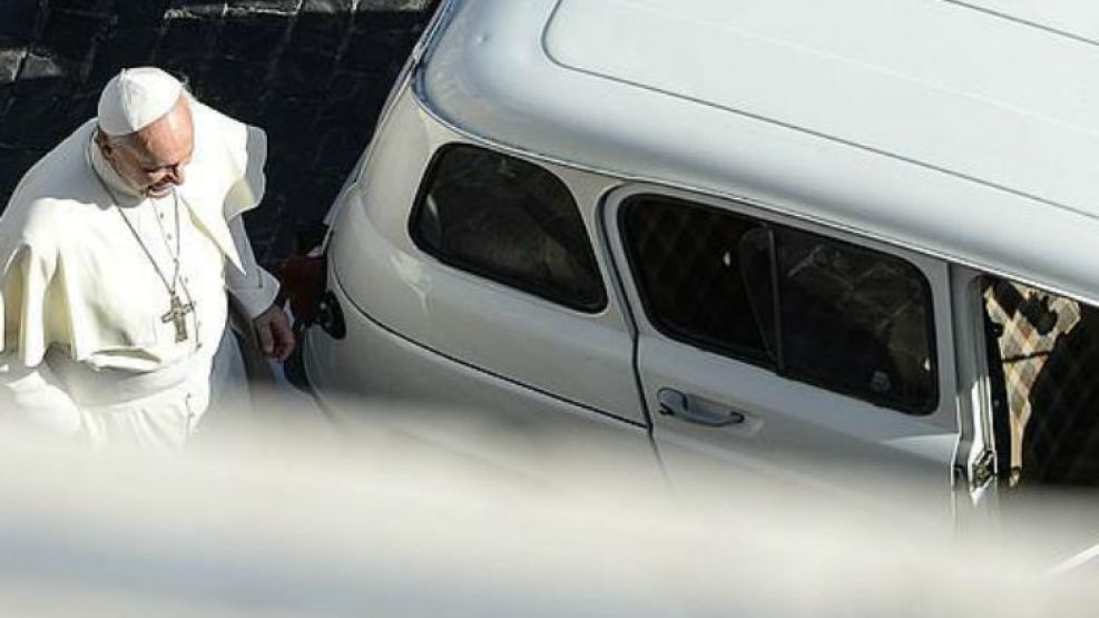 El papa Francisco se subió a un Renalt 4 blanco para trasladarse a Plaza San Pedro.