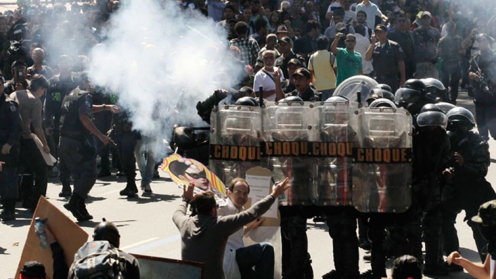 En la calle. Los jóvenes que protestaron contra el gobierno de Brasil fueron reprimidos por la Policía Militar con balas de goma.