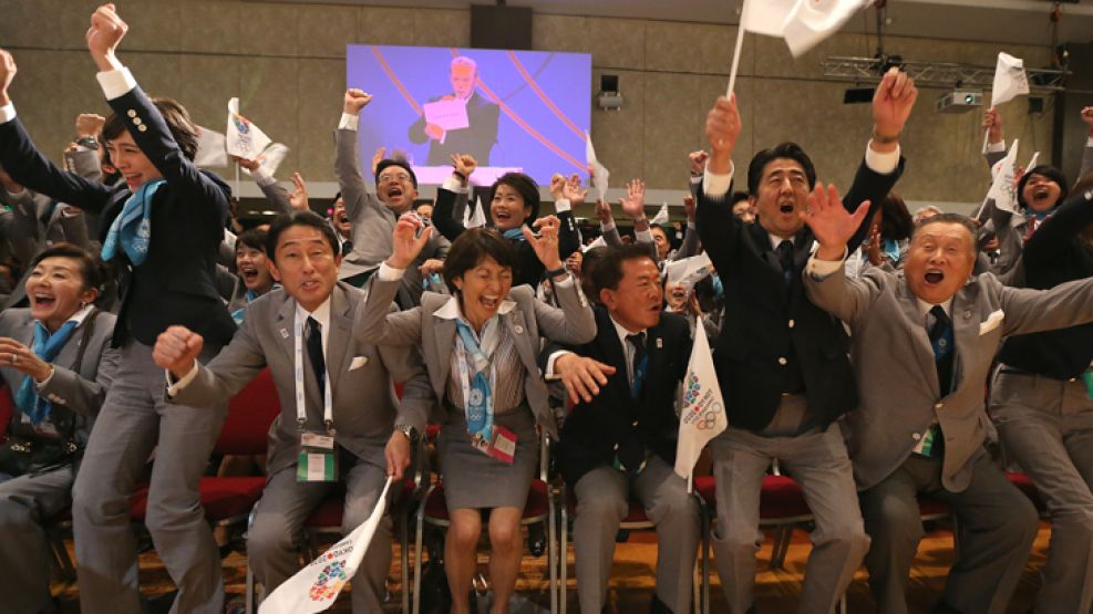 Momento cumbre. Explota la delegación japonesa en el Hilton, luego de que Jacques Rogge anunciara que Tokio era la ciudad elegida. En la propia capital nipona, los jóvenes festejaron en las calles.