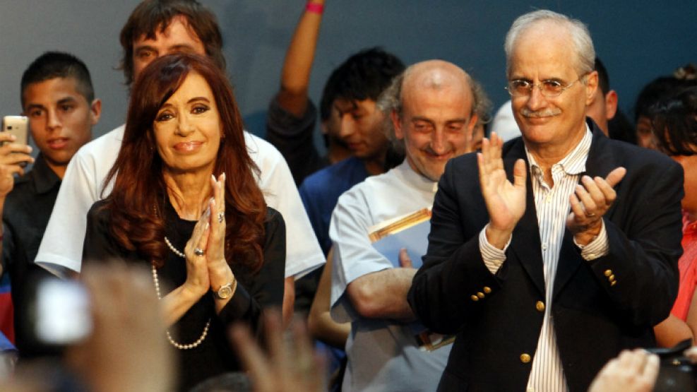 La Presidenta Cristina Fernández en el acto de Barracas junto al "indultado" excanciller Jorge Taiana, ahora primero candidato K en la Legislatura porteña.
