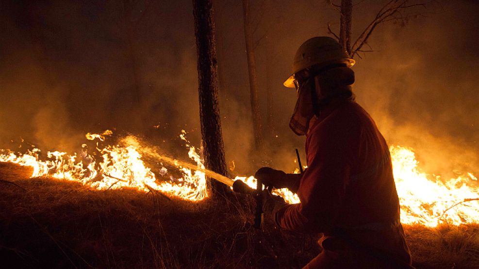 Los incendios brindan una dura batalla a las más de 20 dotaciones de bomberos que combaten las llamas.