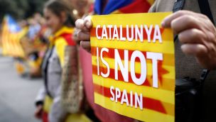 Bajo las banderas, Cataluña se da la mano por la independencia