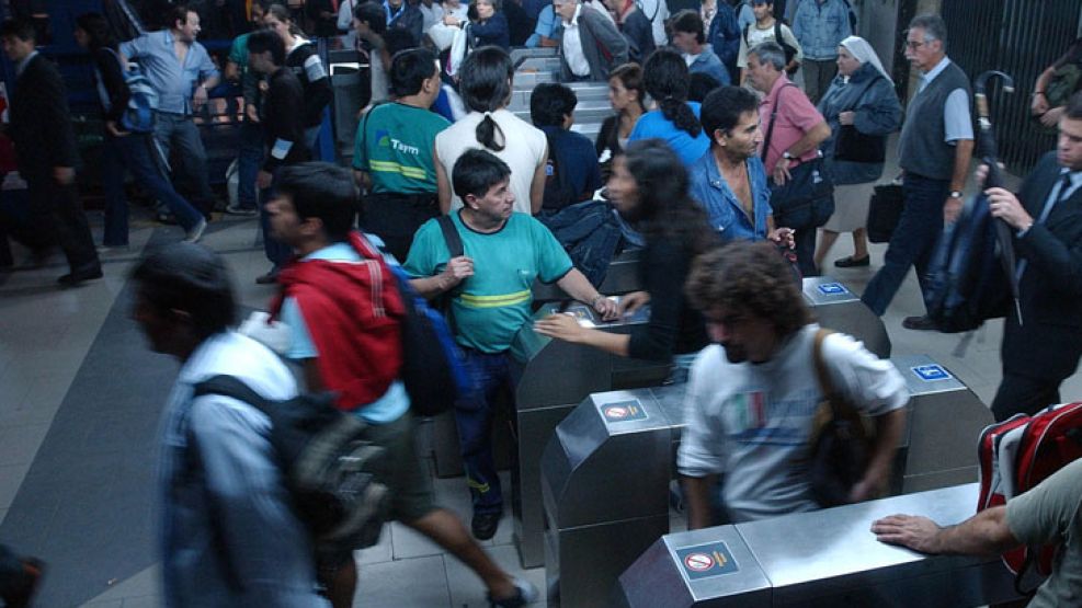 Frecuencia. Las medidas de fuerza, una constante en el subte.