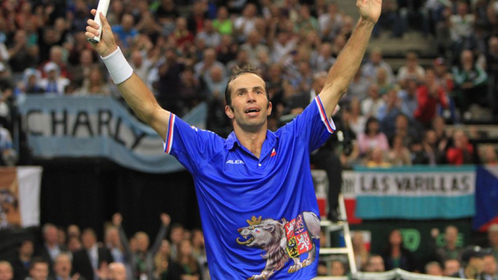 Postales de viernes. Stepanek celebra su triunfo ante Mónaco, un punto clave. 