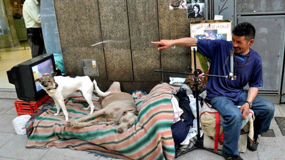 Recuerdo. Vecinos de Scalabrini Ortiz y Santa Fe recordaron el miércoles por la tarde a Alejandro "Pechito" Ferreyra con un velatorio simbólico. Dejaron cientos de mensajes en una especie de altar y p