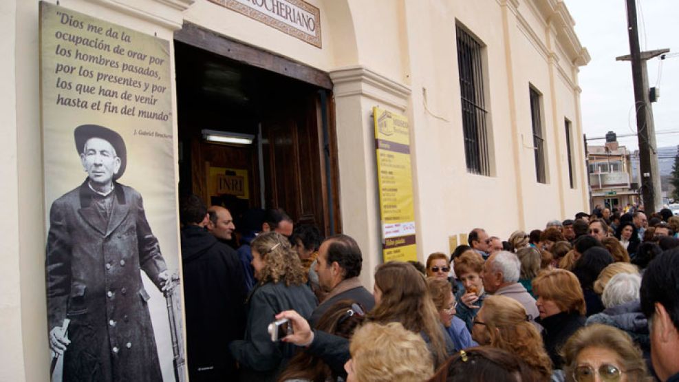 Todos los gustos. El valle cordobés vive un fin de semana histórico, con religiosos, simpatizantes y comerciantes que buscan hacer una diferencia con el particular evento.