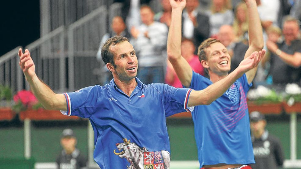 Abrazos, saludos y lamentos. Stepanek y Berdych celebran con su público, en Praga. Berlocq y Zeballos estuvieron lejos.