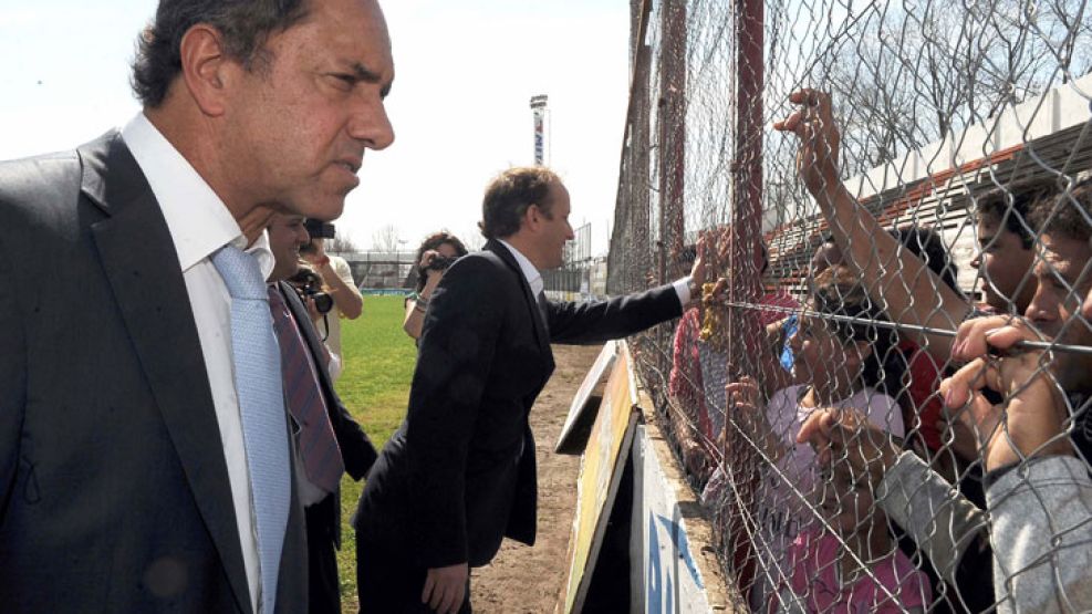 Electoral. Insaurralde –en la foto con Scioli– reinstaló la polémica por la baja de imputabilidad.