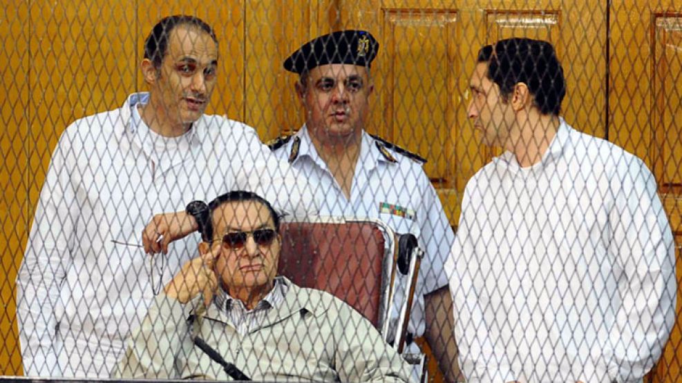 Poder. Mubarak, junto a sus hijos, volvió a ingresar a los tribunales en El Cairo. Parece más distendido.