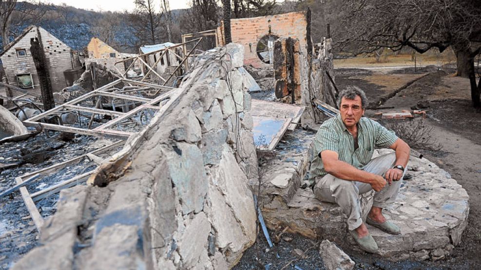 Todo y nada. El colegio ambiental La Lucena, un orgullo dentro del paraje La Pampa, reducido a nada por el fuego. Su resignado creador, Pedro Dunn, todavía no lo puede creer. 