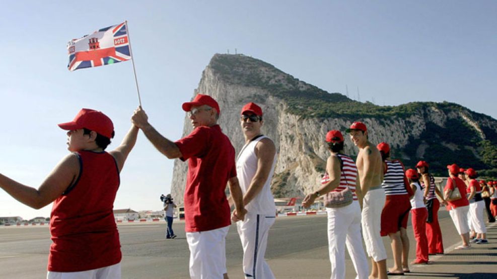 Yo quiero a mi bandera. En el preciso límite que separa a España del Peñón, los colores británicos flamean sobre Gibraltar. 