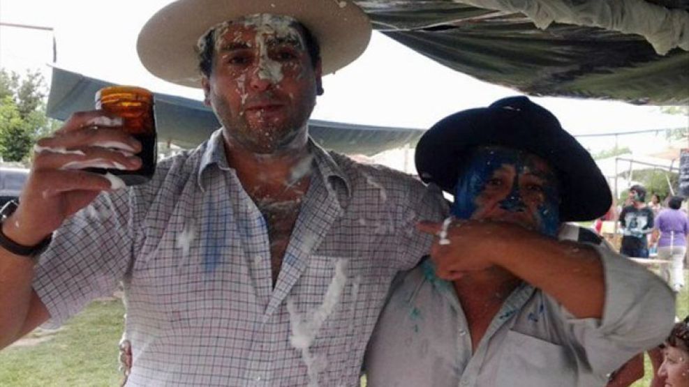 El diputado (a la izquierda), durante un festejo.