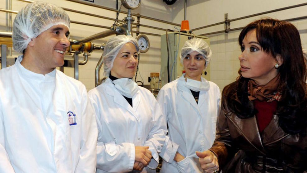 Cristina, en 2009, con profesionales de la industria láctea en una lecheria de Villa María.