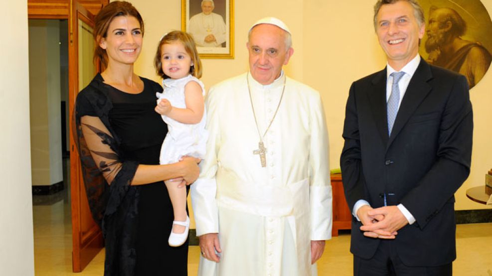 Francisco recibió a Mauricio Macri y su esposa Juliana Awada con su hija Antonia.