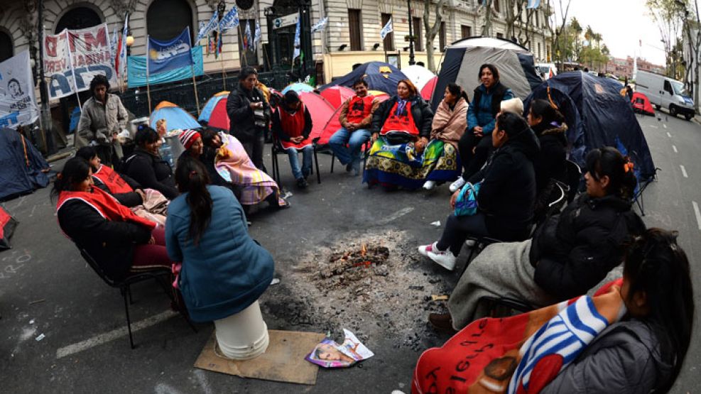 Por tercer día consecutivo, miembros de organizaciones sociales y sindicalistas bloqueaban el tránsito frente al Ministerio de Desarrollo Económico porteño en reclamo de la reincorporación de trabajad