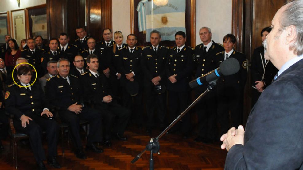 "Ahora, a la cancha". Dijo el ministro a la cúpula bonaerense. Graciela Cerviño escucha atenta.