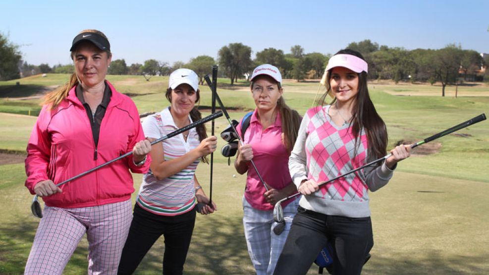 De palos tomar. María de los Angeles Lucero Bringas (izquierda) dirige el Departamento de Damas de la asociación de profesionales de golf. Quieren evitar la discriminación en cuanto a los premios en l